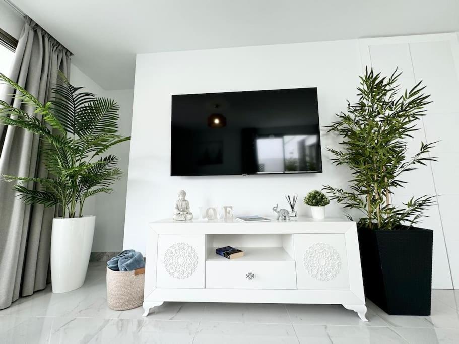 Welcome To Villa Bali A Luxurious Modern Getaway ロスクリスティアーノス エクステリア 写真